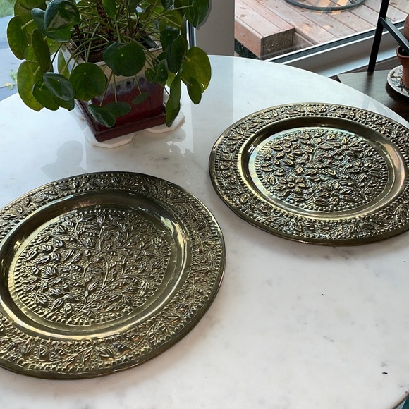 VINTAGE Large metal brass plates floral botanical gold set of two - Picture 1 of 8